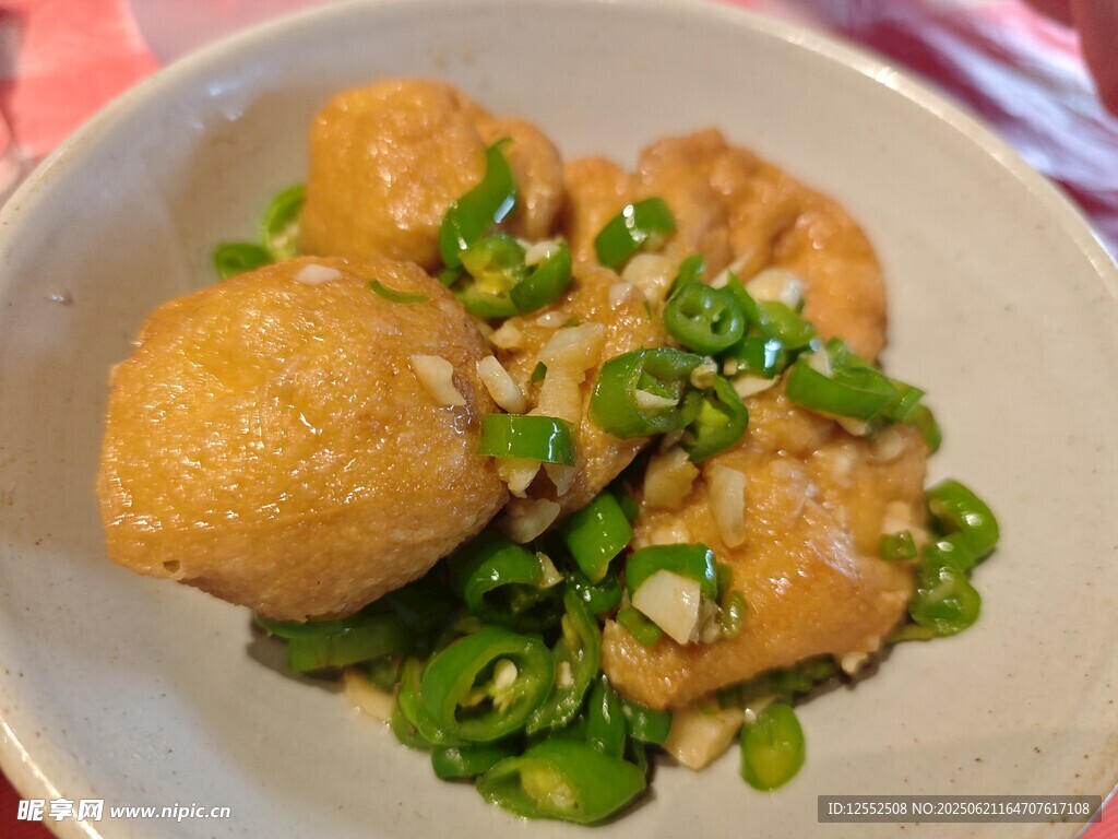 青椒点缀的美味油炸丸子