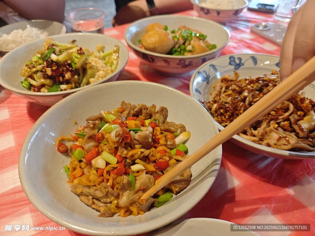 美味中式菜肴摆放在桌前