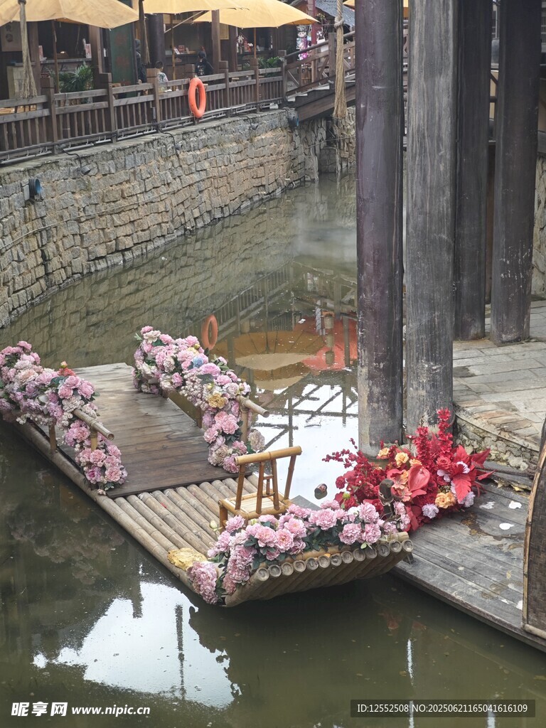 水上竹筏装饰鲜花场景