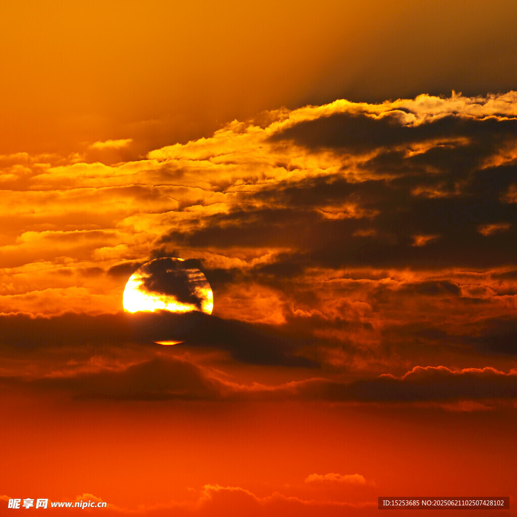 夕阳穿透云层的壮丽景象
