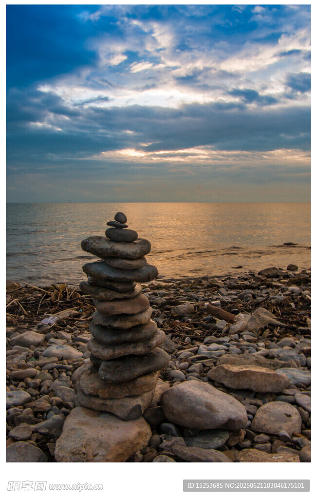海边石堆静谧日落景致