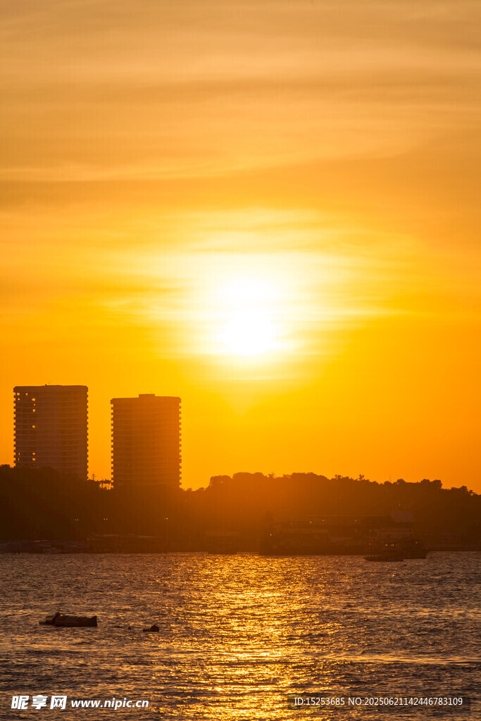 海边城市日落美景