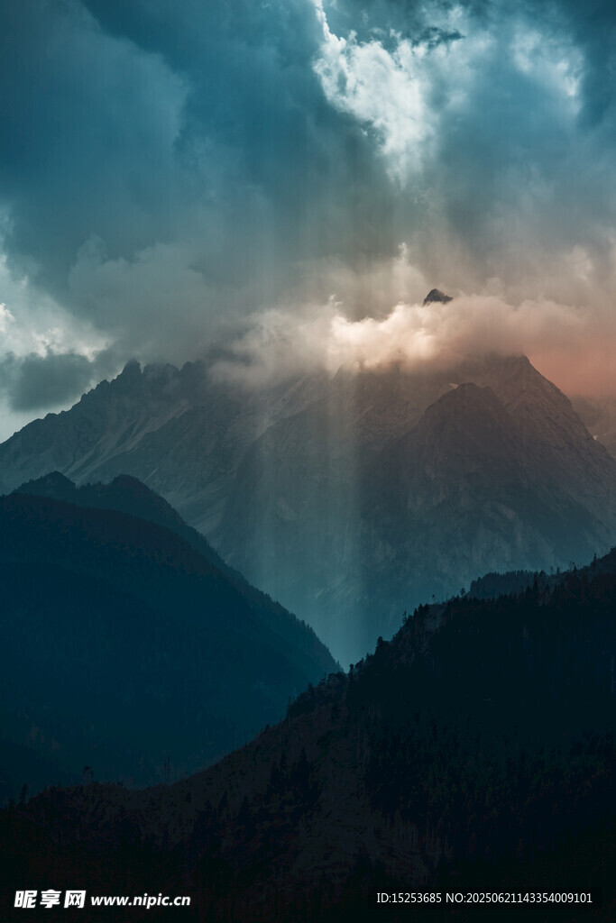 山间云海现阳光穿透美景