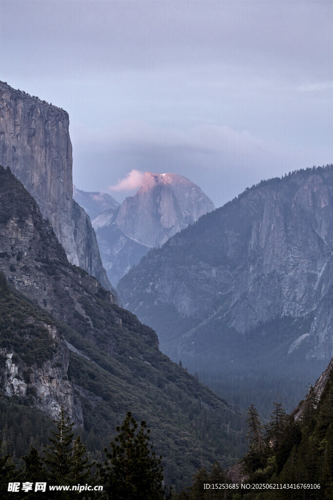 山间晨曦中的壮丽山峦