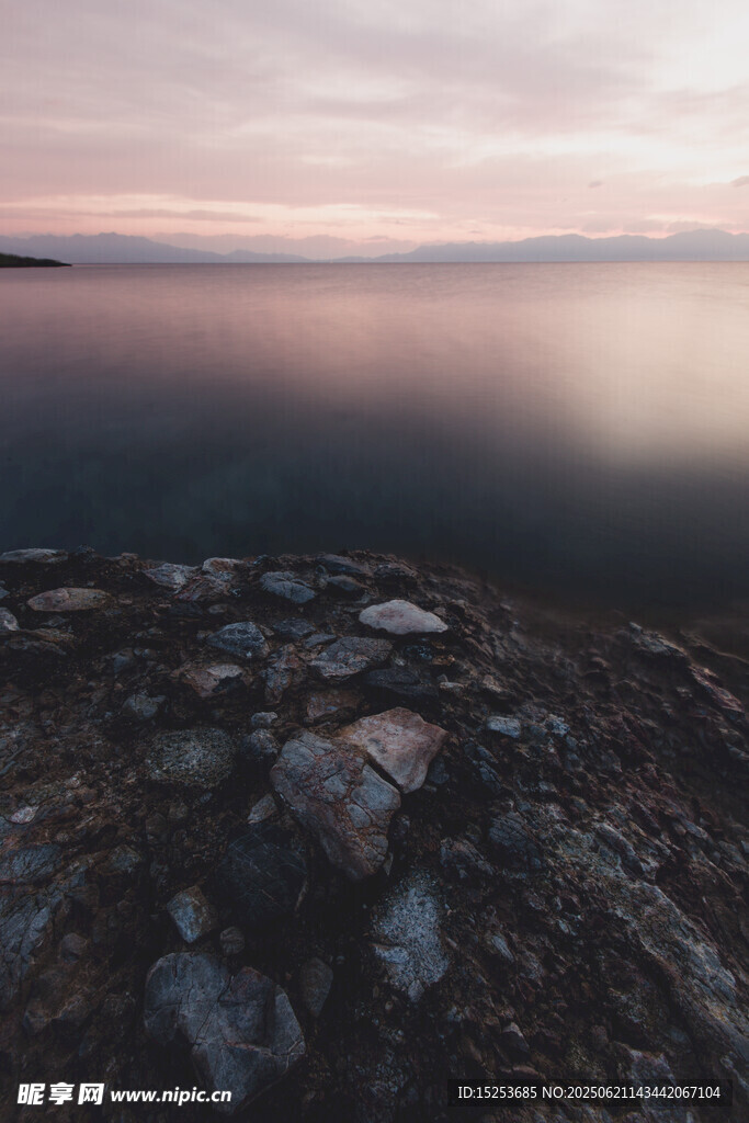 湖畔黄昏美景