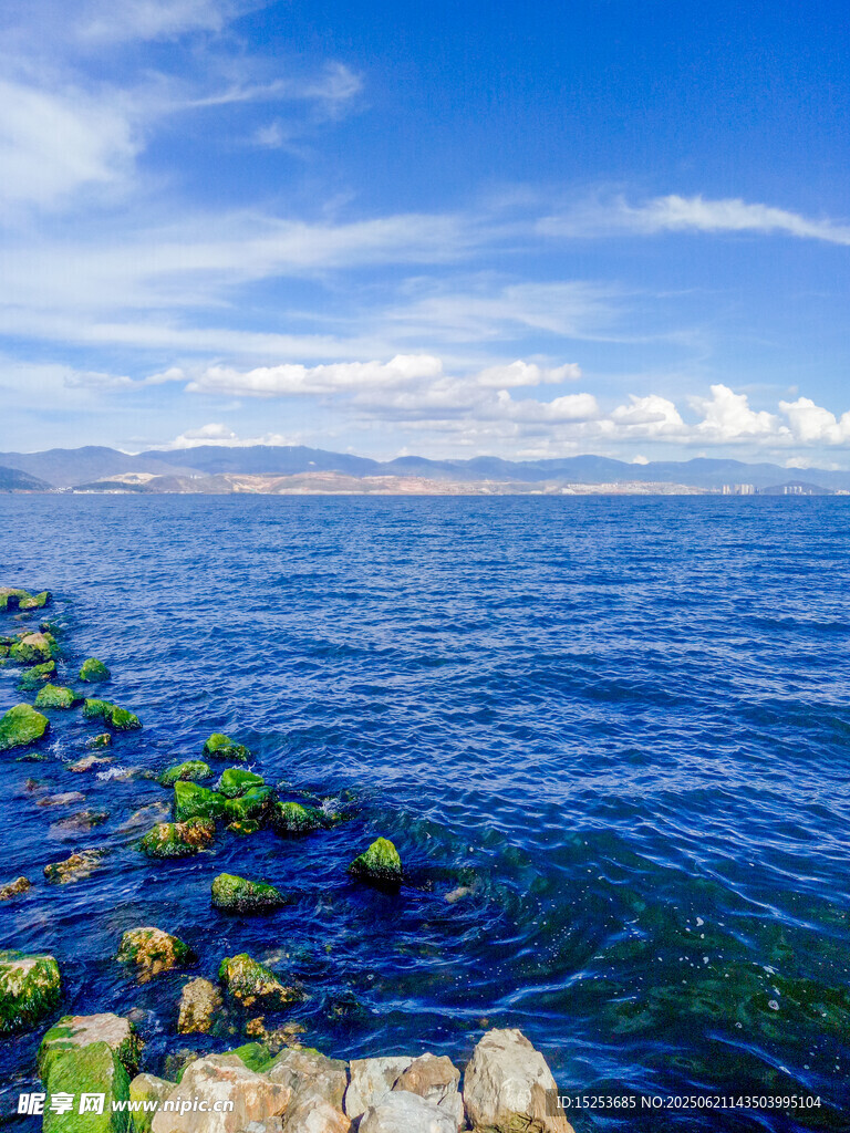 海边礁石与碧蓝海水景观