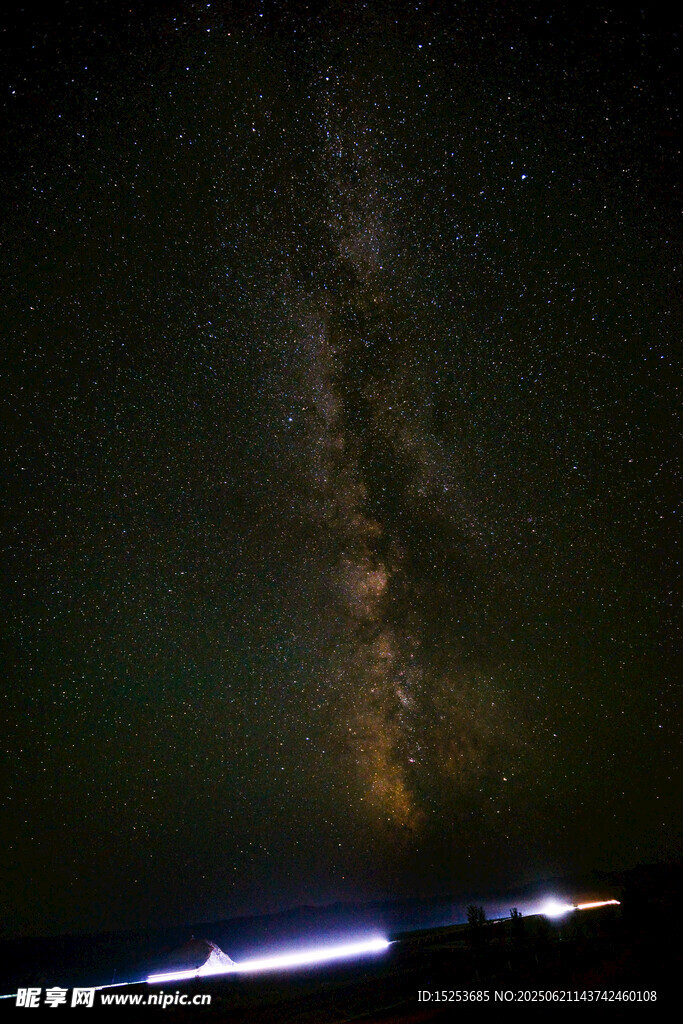璀璨星空下的城市微光