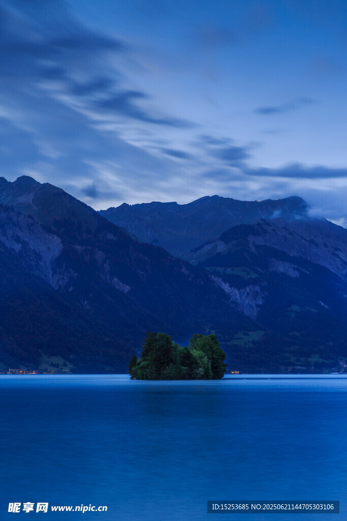 静谧湖中小岛与远山夜景