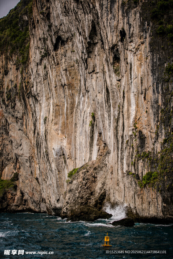海边陡峭岩壁与海中浮标