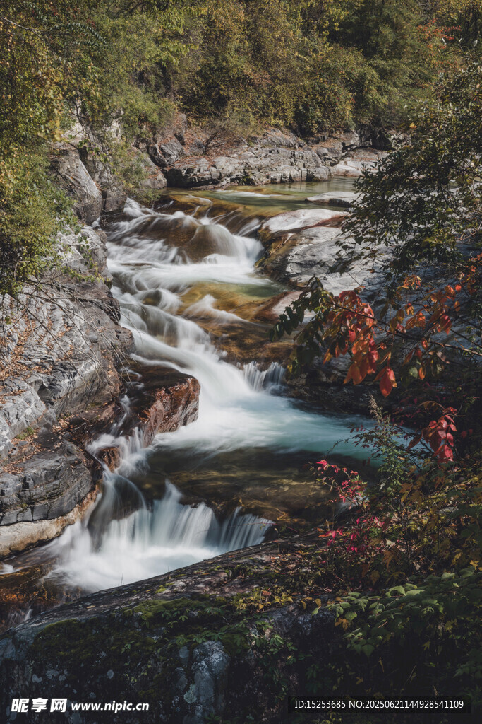 山间溪流美景