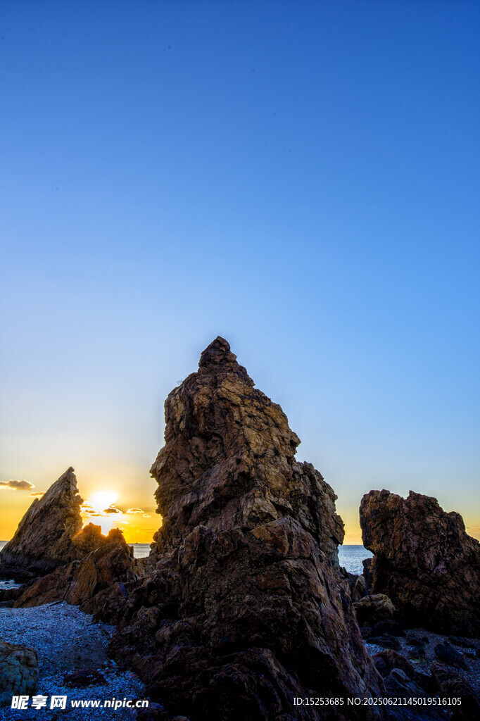 夕阳下的嶙峋岩石景观