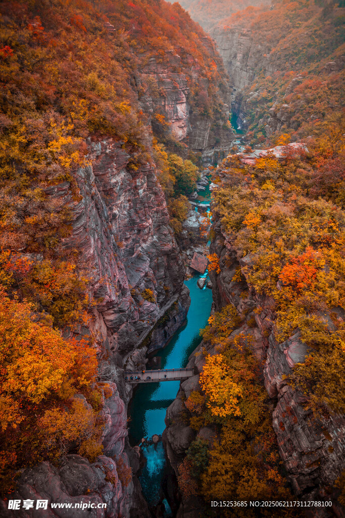 峡谷秋色中的蓝色溪流