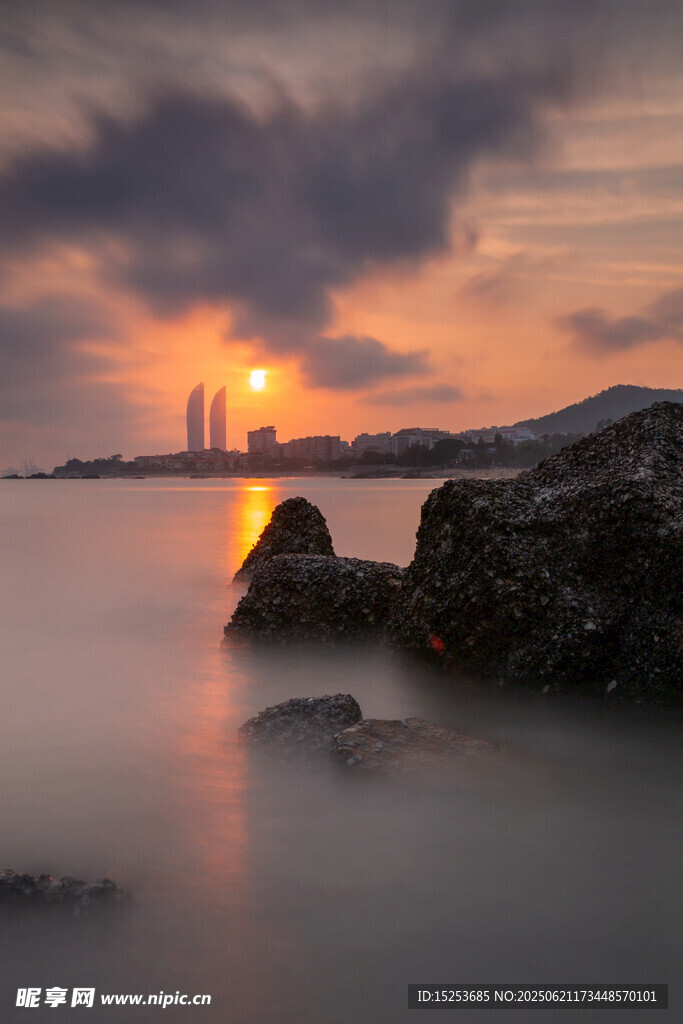 海边日落时的礁石美景