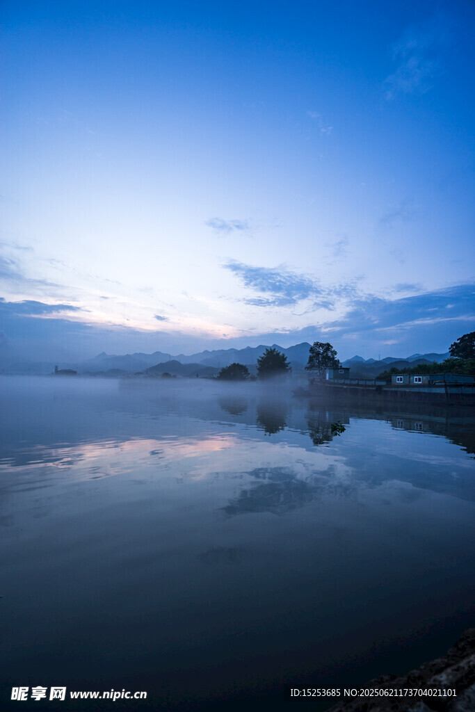 湖畔晨曦美景