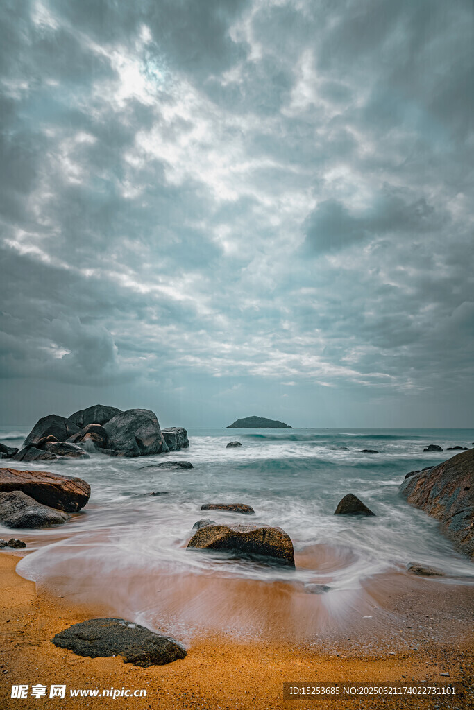 海边沙滩与礁石的风景