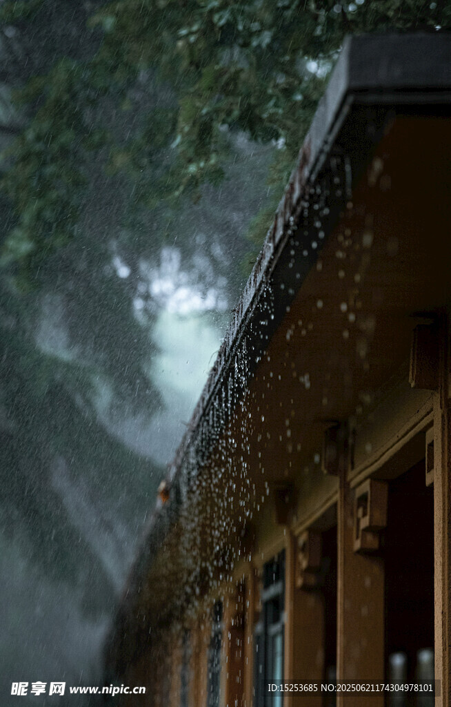雨中古朴建筑