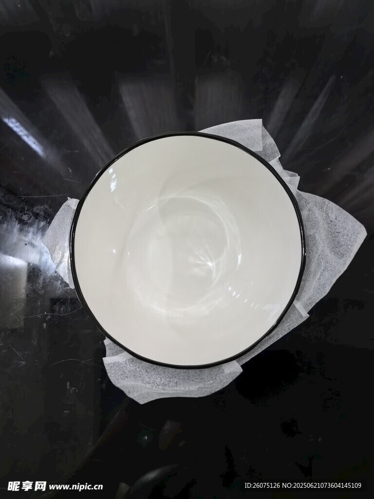 白色瓷碗置于深色台面