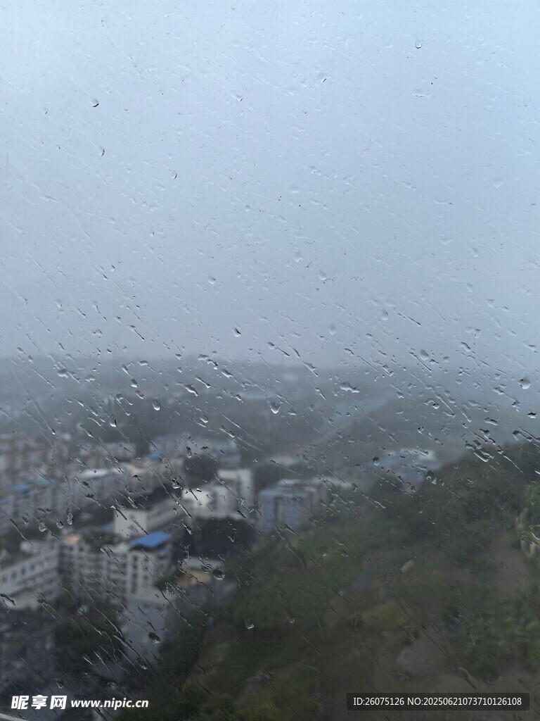 雾中城市景观