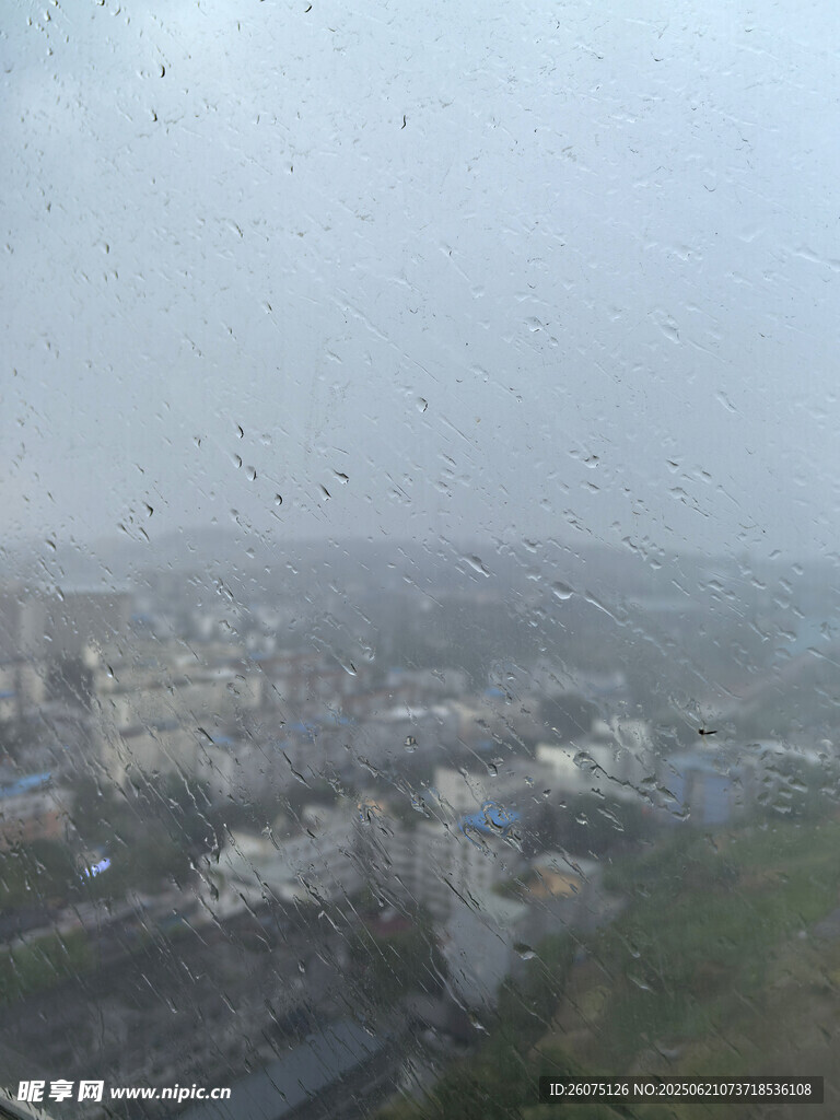 雾中城市景观