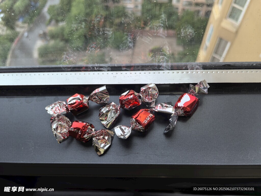 窗台上的多彩糖果