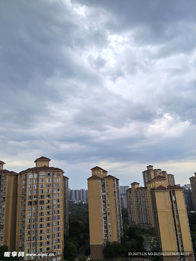 城市高楼与阴沉天空