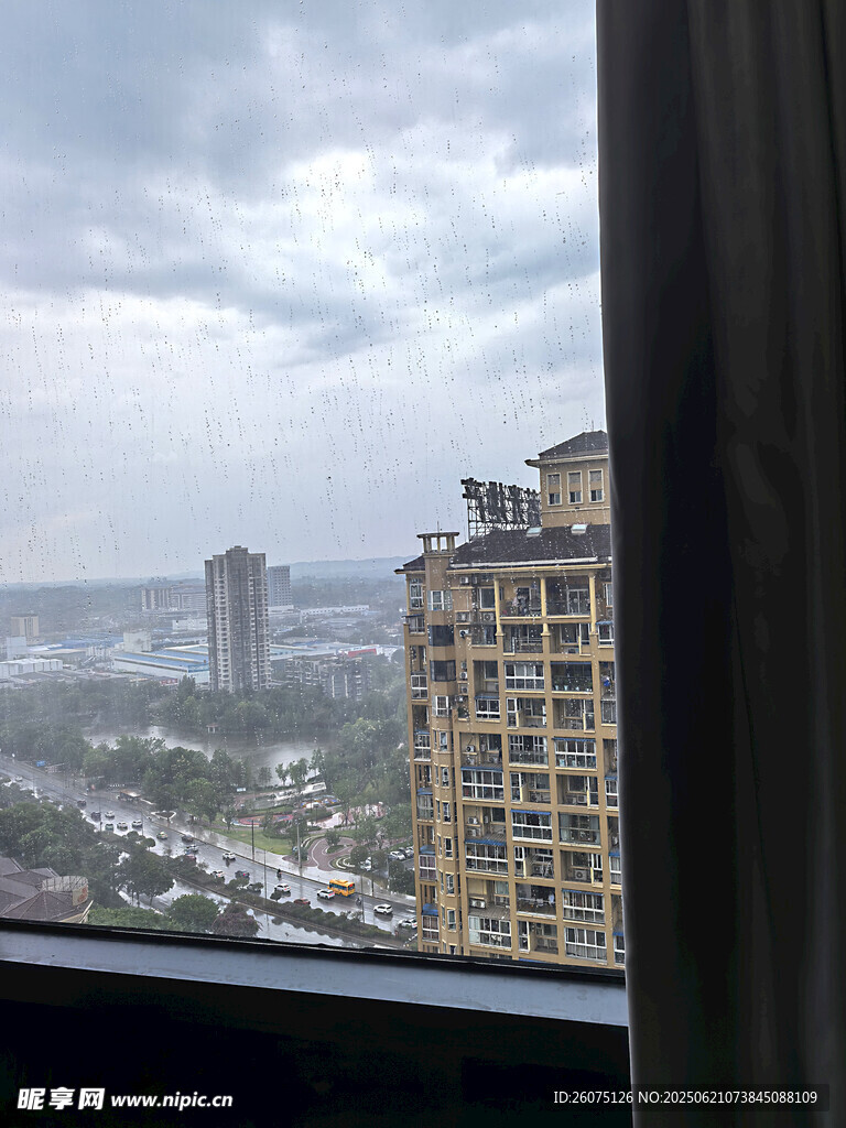 窗外城市雨景