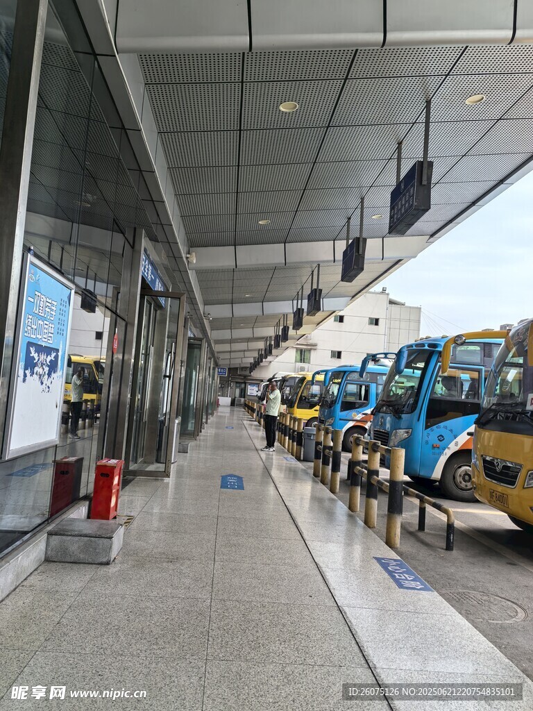 室内展厅停放多辆汽车