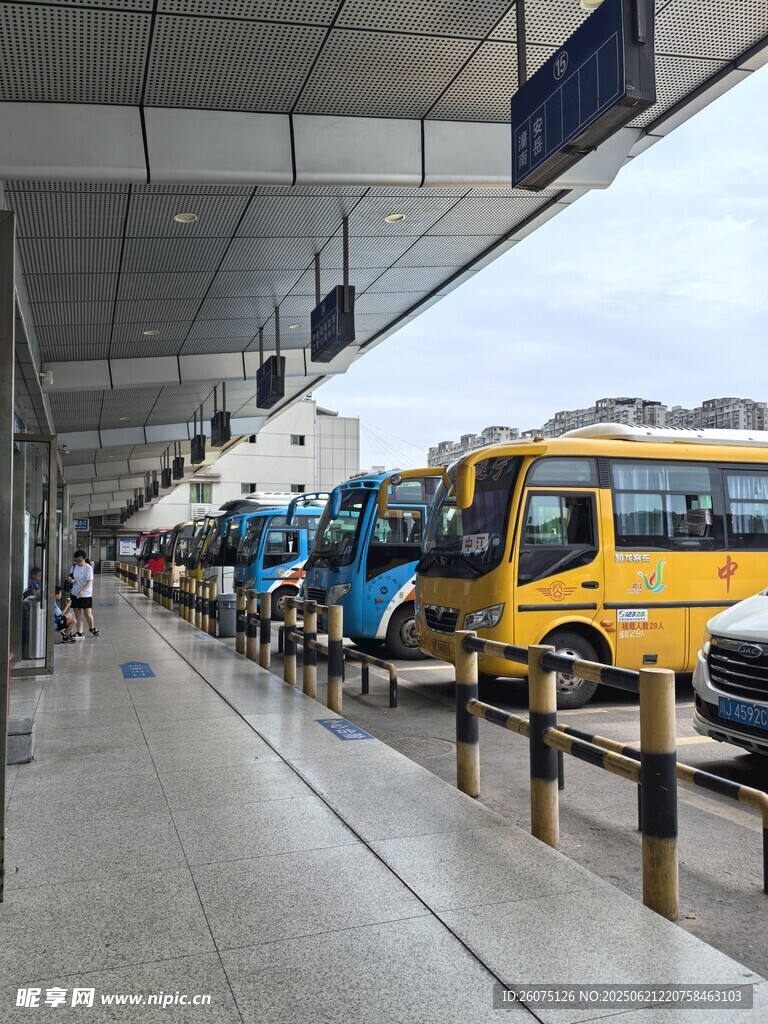车站陈列汽车