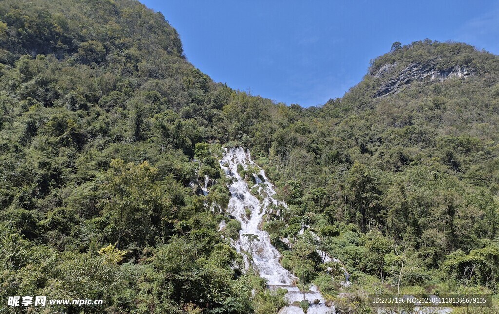 山间瀑布美景