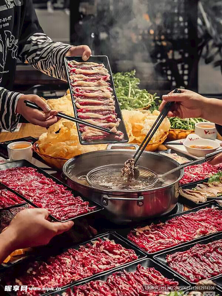 热闹火锅聚餐场景
