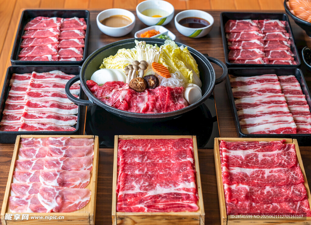 丰盛日式涮涮锅食材拼盘