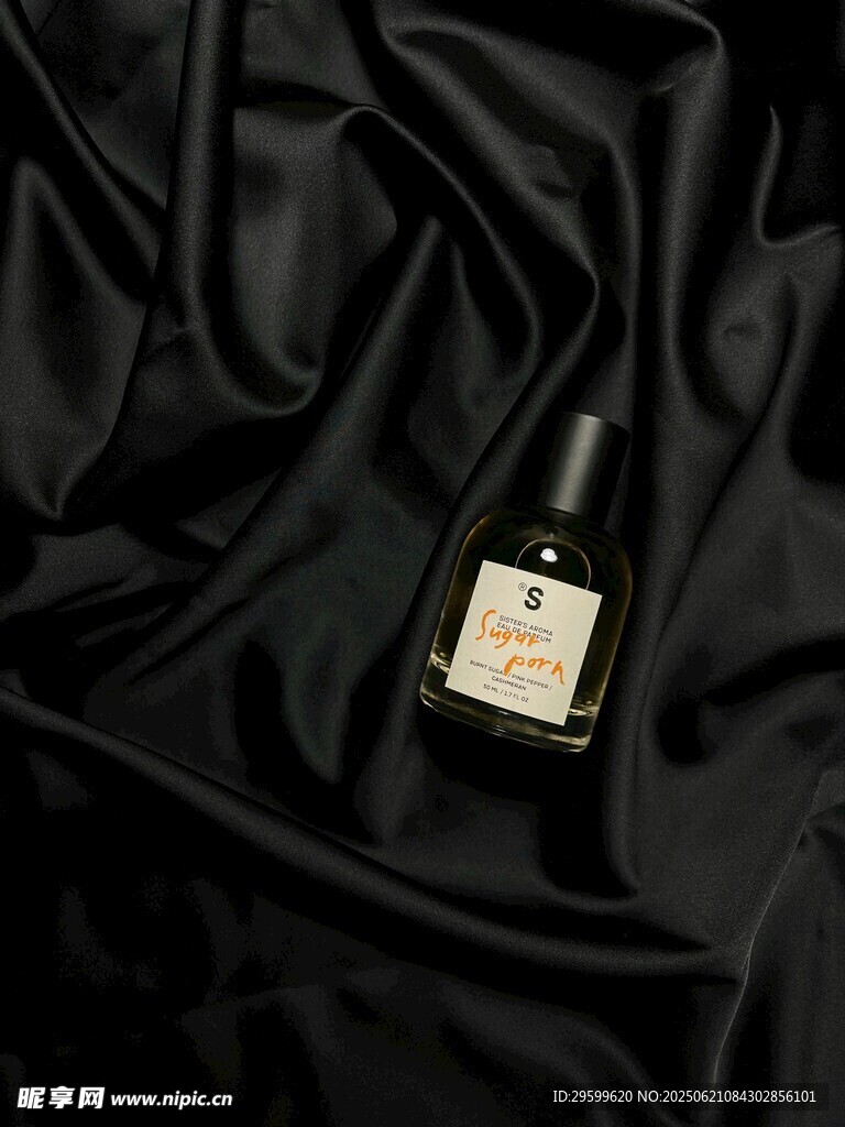 黑色绸缎上的精致香水瓶