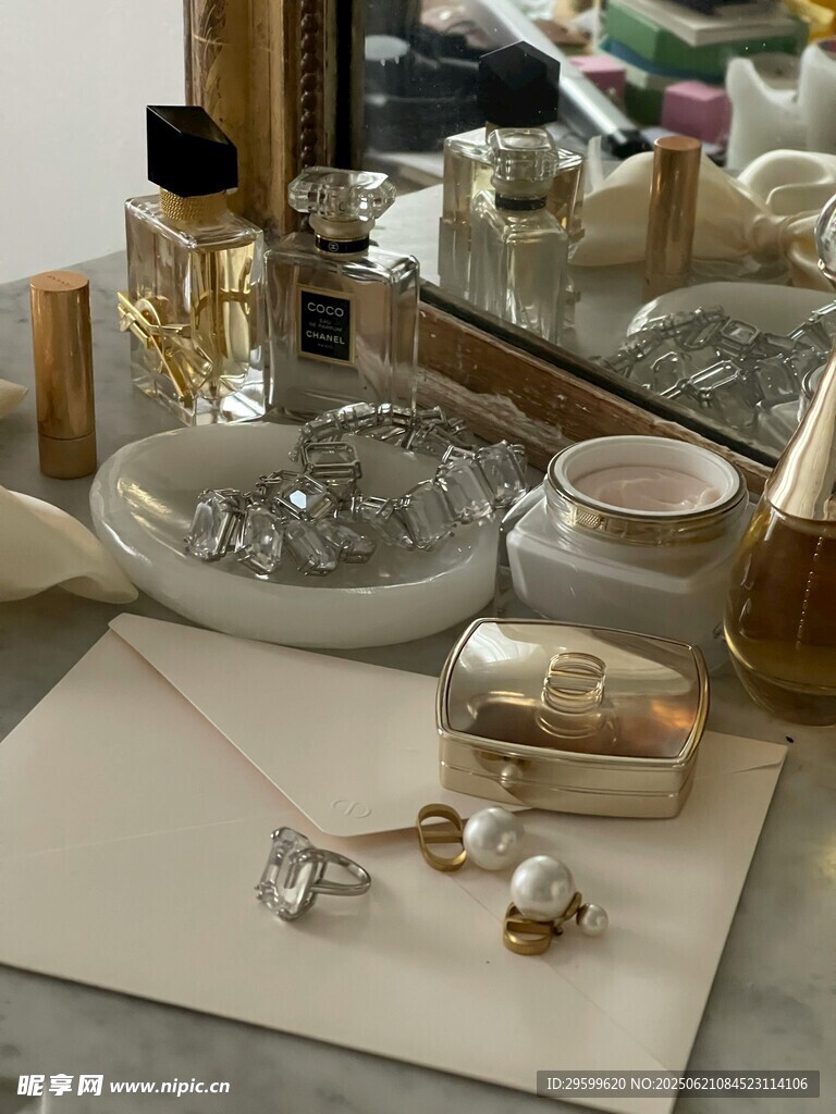 精致美妆饰品桌面陈列