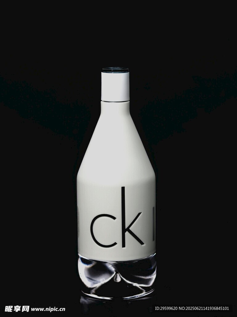 CK简约风格香水瓶