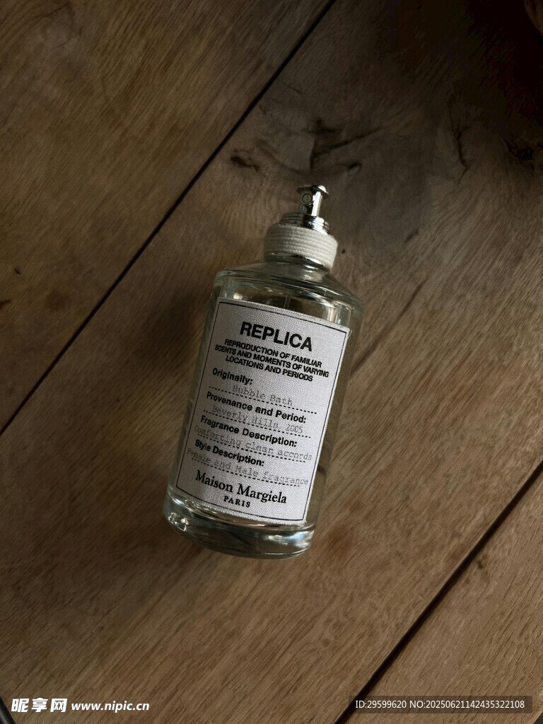 木质桌上的精致小瓶香薰