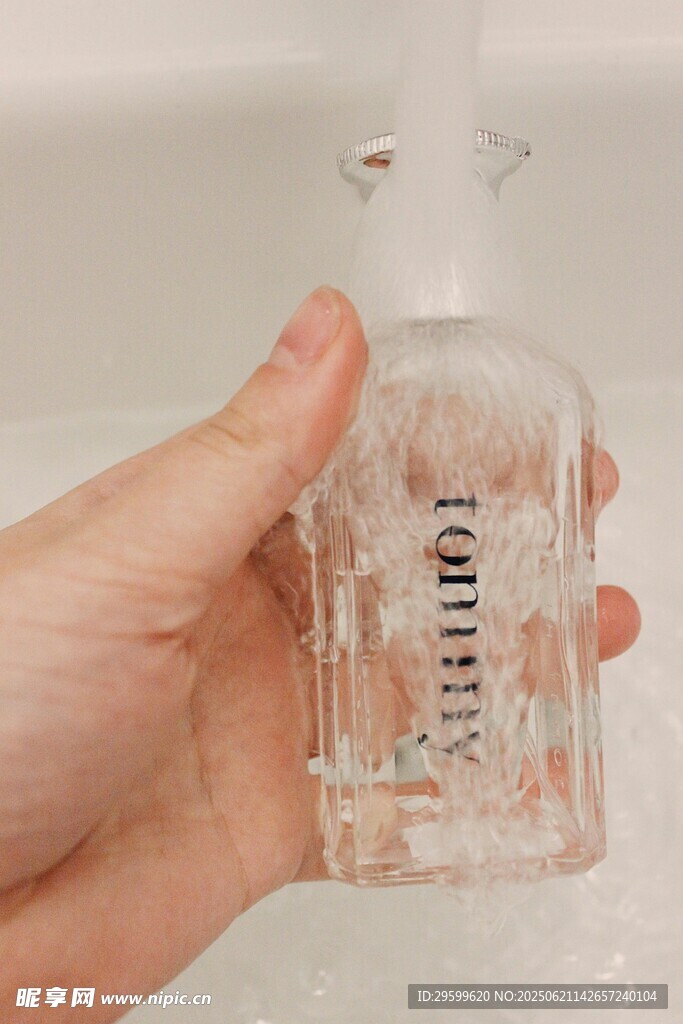 手捧玻璃瓶接流水画面