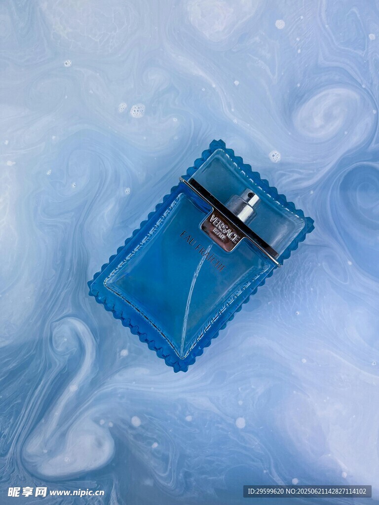 蓝色香水瓶置于梦幻背景中