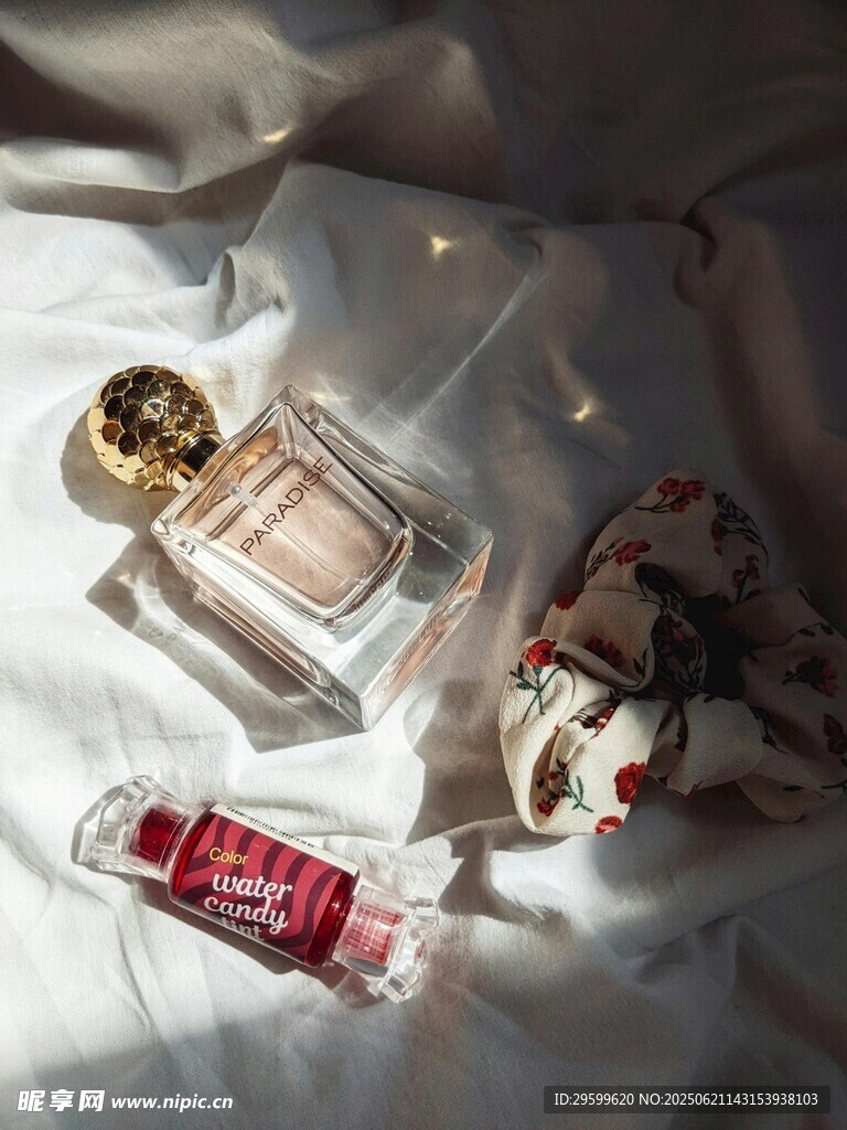 精致香氛美妆静物展示