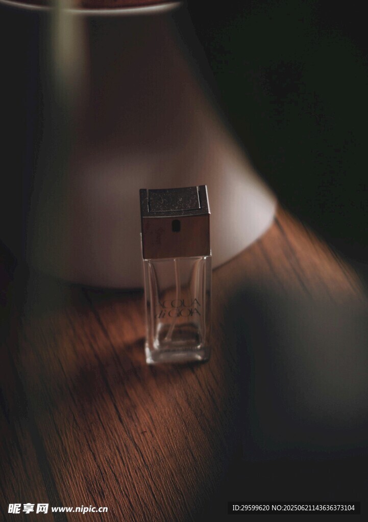 木质桌上的精致小物件