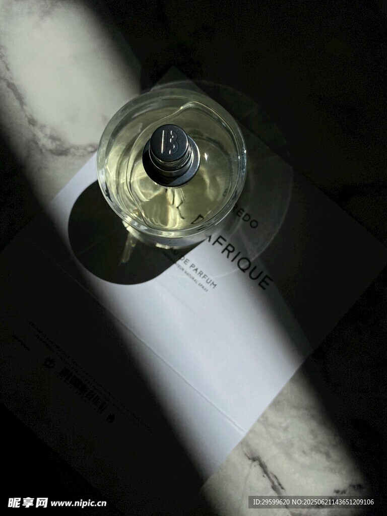 阳光下的玻璃瓶