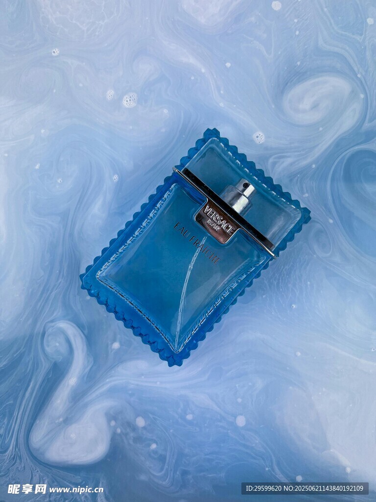 蓝色方形香水瓶特写