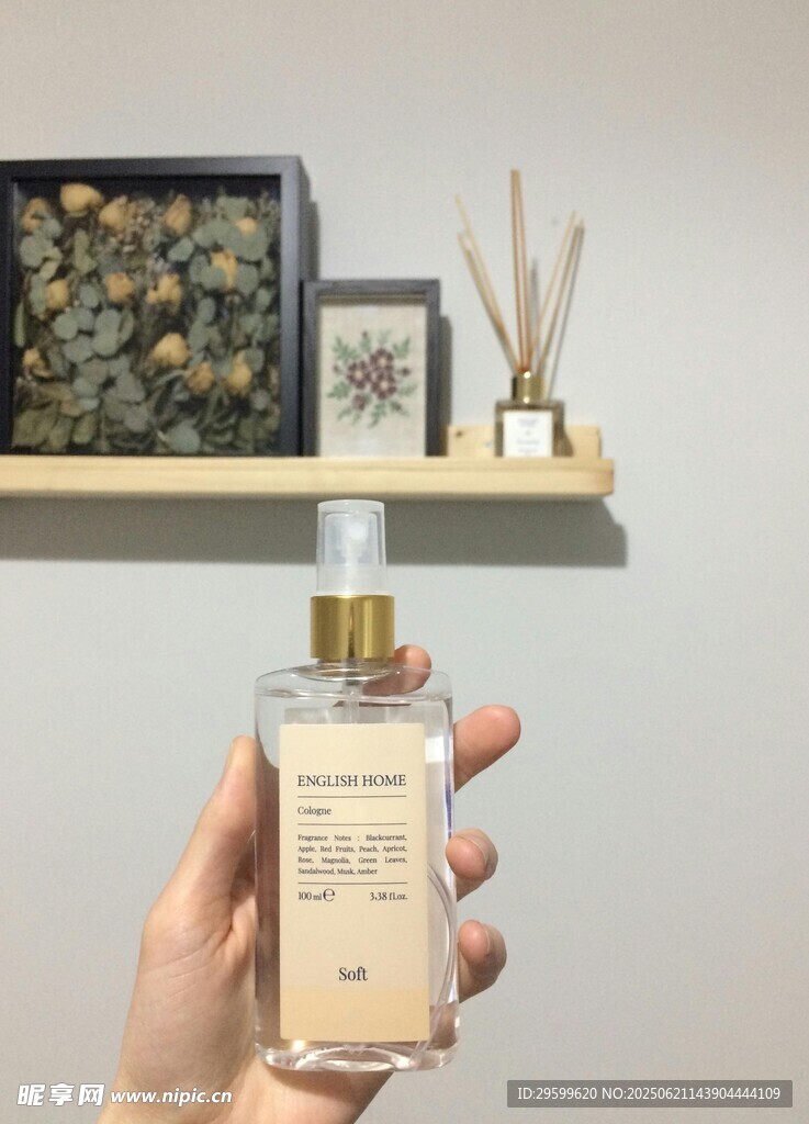 手持精致香水瓶展示