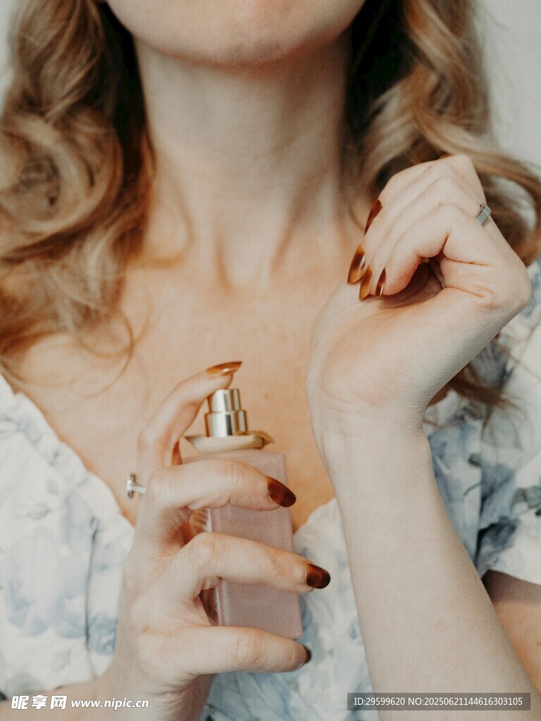 优雅女士手持精致香水瓶