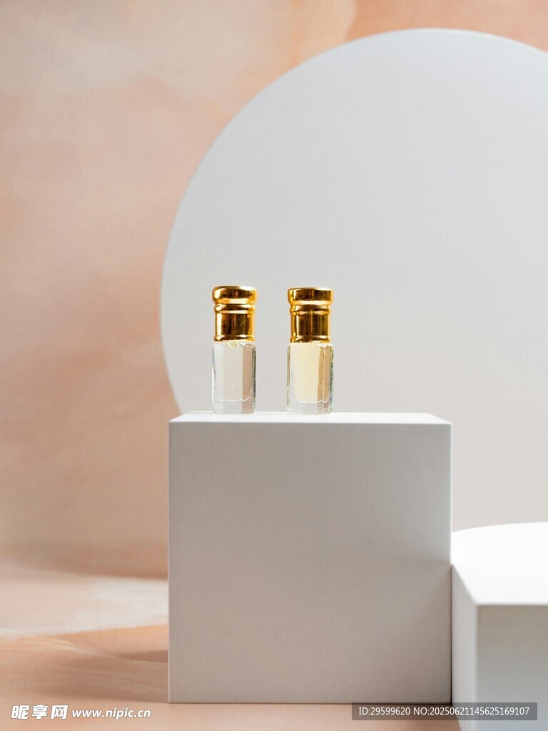 简约展示台上的精致护肤品