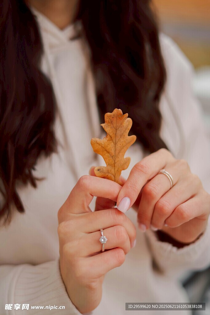 女子手持精致枫叶饼干