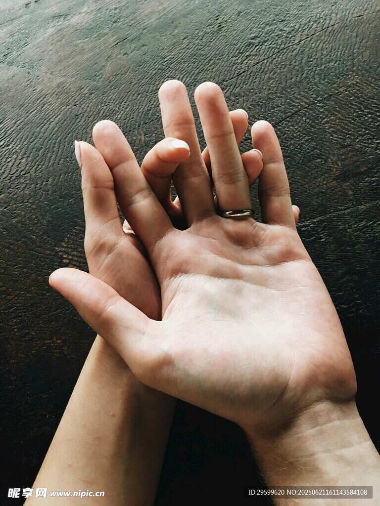 双手交叠 