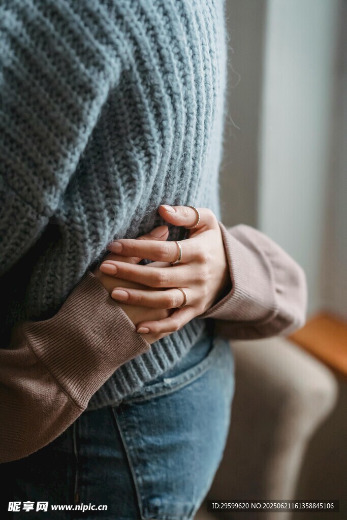 女子手扶后腰显腰部不适