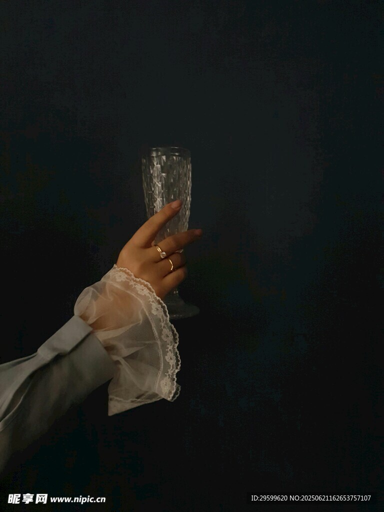 手举玻璃杯的优雅瞬间