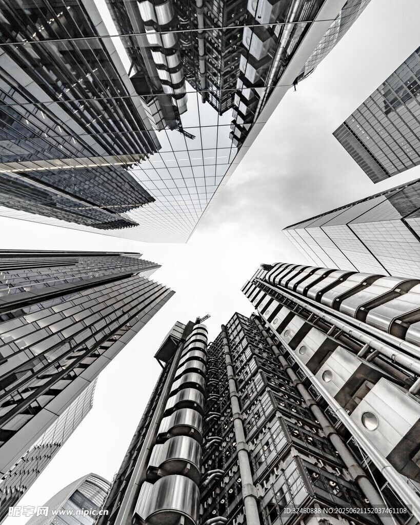 仰视都市摩天大楼景观