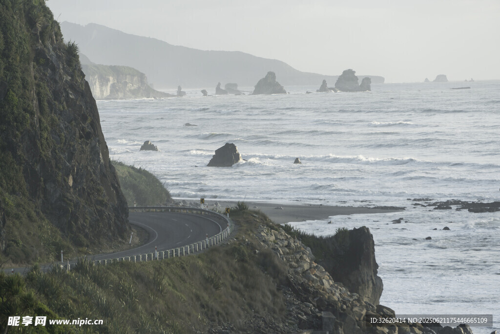 蜿蜒海岸公路与壮阔海景